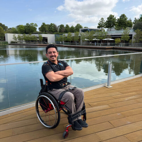 Kenneth, usuario de silla de ruedas, junto a un lago